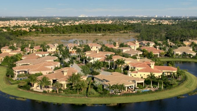 Eine Wohnsiedlung in Florida mit Villen Eine Wohnsiedlung in Florida mit Villen